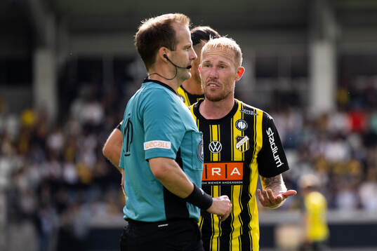 Häckens Mikkel Rygaard Jensen diskuterar med assisterande