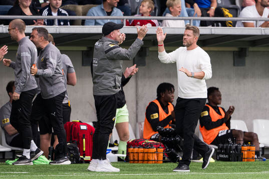 Häckens tränare Pål Arne Johansen jublar