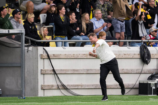 Häckens tränare Pål Arne Johansen jublar
