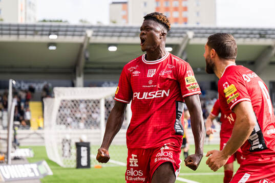 Elfsborgs Terry Yegbe jublar med Arber Zeneli