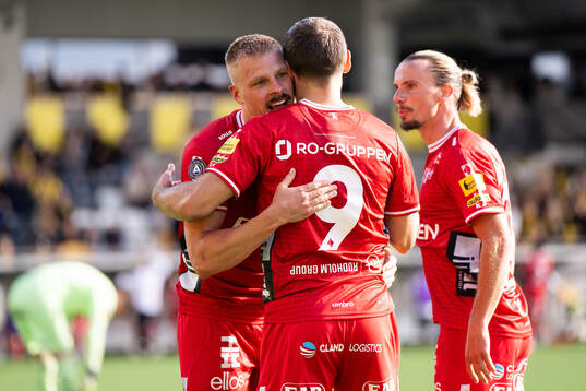 Elfsborgs Per Frick jublar med Arber Zeneli och Niklas Hult