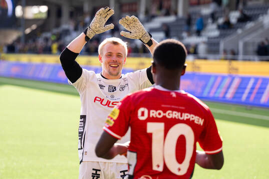 Elfsborgs målvakt Isak Pettersson jublar
