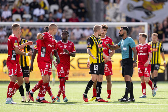 Domare Mohammed Al-Hakim diskuterar med Häckens Simon