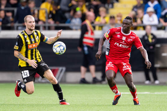 Häckens Simon Gustafson och Elfsborgs Timothy Noor Ouma