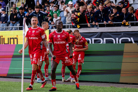Elfsborgs Sebastian Holmen och Timothy Noor Ouma jublar