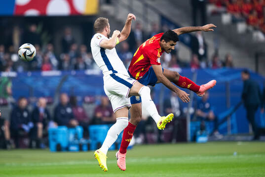 Harry Kane of England and Rodrigo Hernandez of Spain