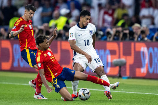 Lamine Yamal of Spain and Jude Bellingham of England