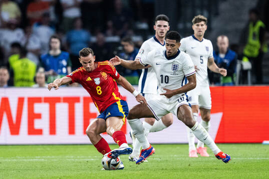 Fabian Ruiz Pena of Spain and Jude Bellingham of England
