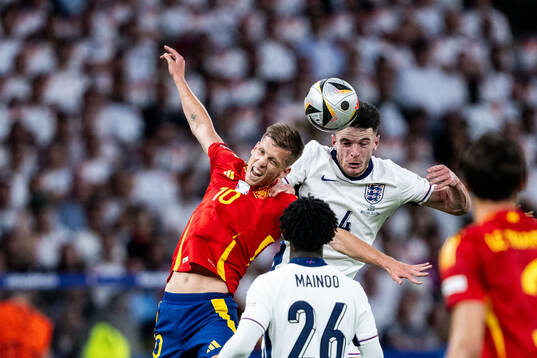 Daniel Olmo of Spain and Declan Rice of England