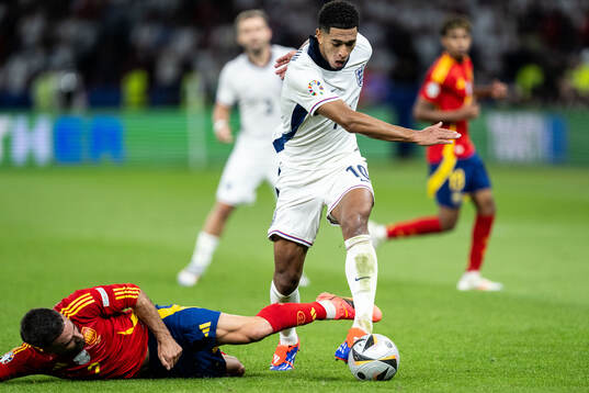 Daniel Carvajal of Spain and Jude Bellingham of England