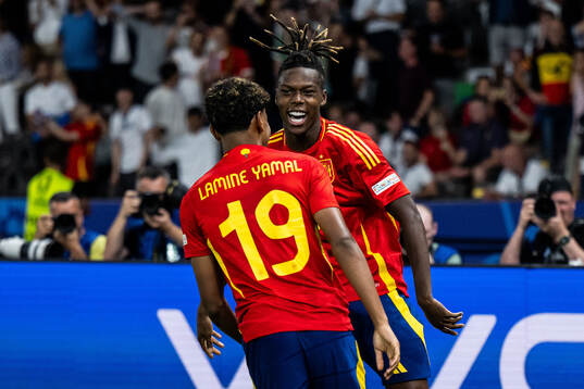 Nicholas Williams of Spain celebrates with Lamine Yamal