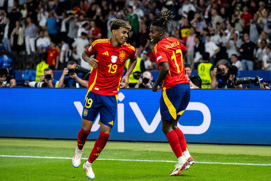 Nicholas Williams of Spain celebrates with Lamine Yamal