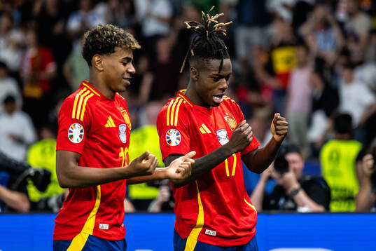 Nicholas Williams of Spain celebrates with Lamine Yamal