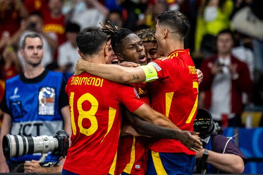 Nicholas Williams of Spain celebrates with team mates