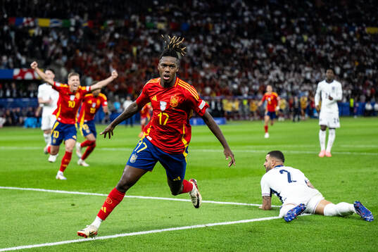 Nicholas Williams of Spain celebrates and Kyle Walker of