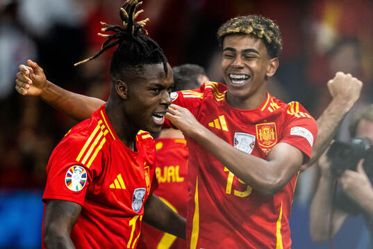 Nicholas Williams of Spain celebrates with Lamine Yamal