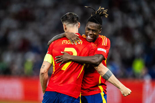 Nicholas Williams of Spain celebrates with Alvaro Morata