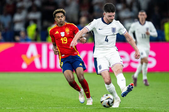 Lamine Yamal of Spain and Declan Rice of England