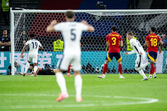 Cole Palmer of England 1-1 behind goalkeeper Unai Simon