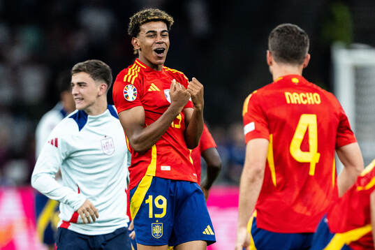 Lamine Yamal of Spain celebrates