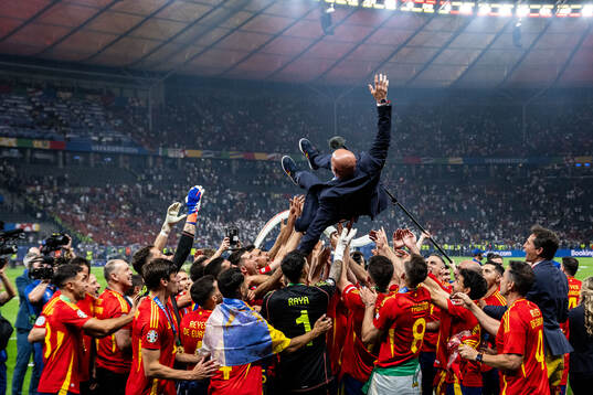 Players of Spain celebrate with head coach Luis De La Fuente