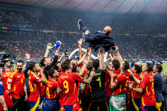 Players of Spain celebrate with Head coach Luis De La Fuente