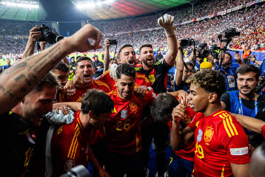 Players of Spain celebrate