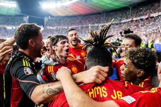 Nicholas Williams and Lamine Yamal of Spain celebrate