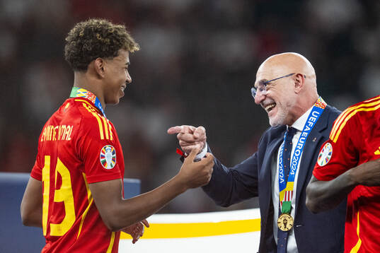 Lamine Yamal and head coach Luis De La Fuente of Spain