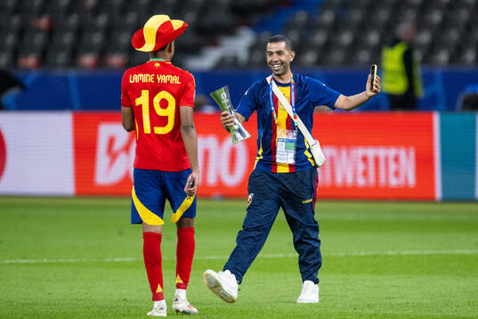 Lamine Yamal of Spain celebrates with his father Mounir