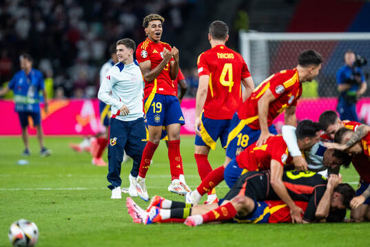 Lamine Yamal of Spain celebrates