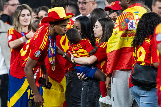Lamine Yamal of Spain celebrates with his brother