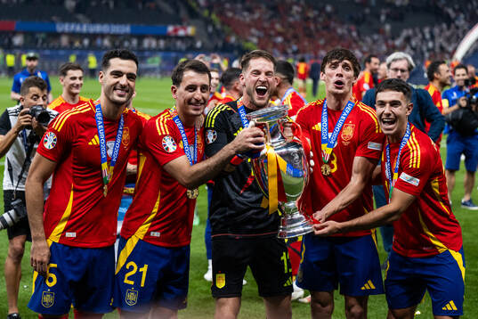 Daniel Vivian, Mikel Oyarzabal, goalkeeper Alejandro