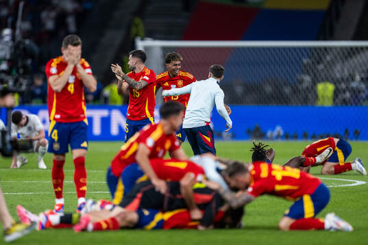 Alejandro Baena and Lamine Yamal of Spain celebrate with