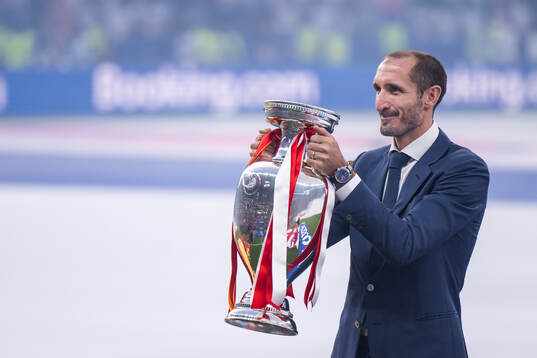 Giorgio Chiellini, former player of Italy with the trophy