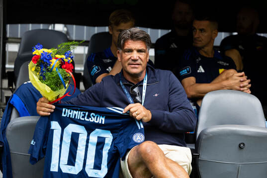 Djurgårdens sportchef Bosse Andersson med en tröja som