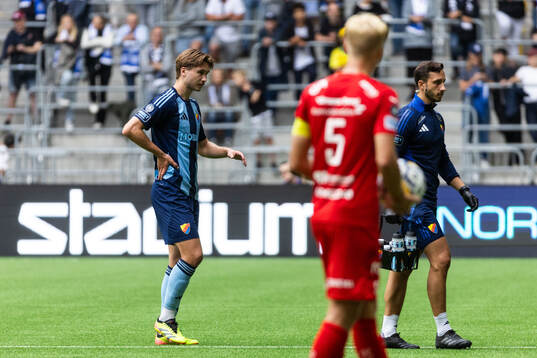 Djurgårdens Miro Tenho lämnar planen skadad