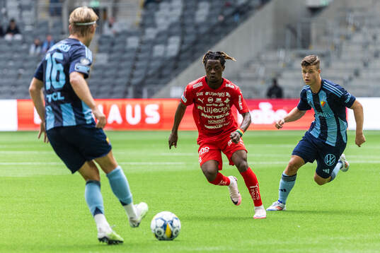 Värnamos Frank Junior Adjei och Djurgårdens Samuel Dahl