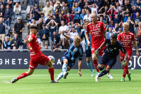 Djurgårdens Tobias Gulliksen mot Värnamos Gustav Engvall