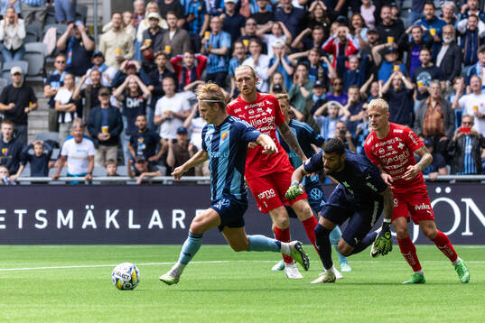 Djurgårdens Tobias Gulliksen mot Värnamos Hampus
