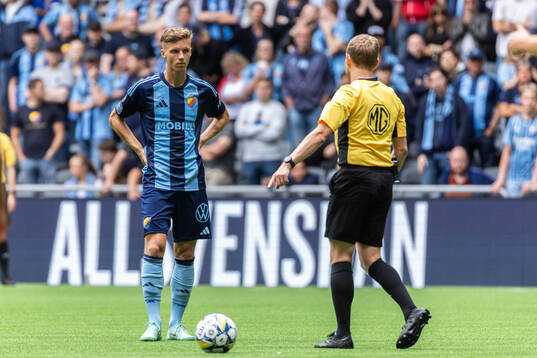 Djurgårdens Samuel Leach Holm och Domare Fredrik Klitte