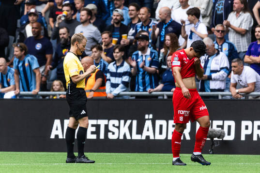Domare Fredrik Klitte tilldelar Värnamos Mohammad