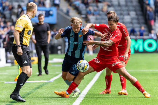 Djurgårdens Tobias Gulliksen och Värnamos Albin Lohikangas