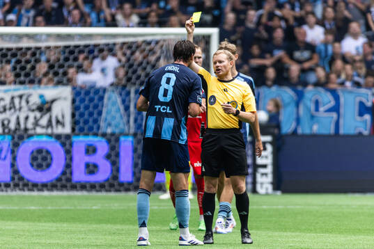 Djurgårdens Albin Ekdal tilldelas gult kort av Domare