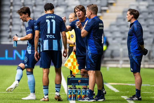 Djurgårdens Deniz Hummet pratar med tränare Thomas