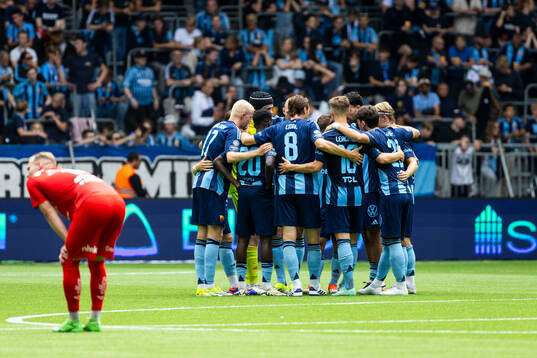 Djurgårdens spelarna i en kram