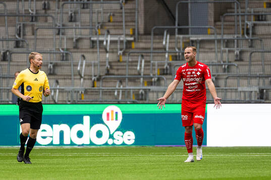 Värnamos Gustav Engvall och Domare Fredrik Klitte