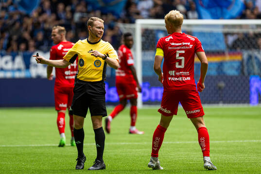 Domare Fredrik Klitte och Värnamos Victor Larsson
