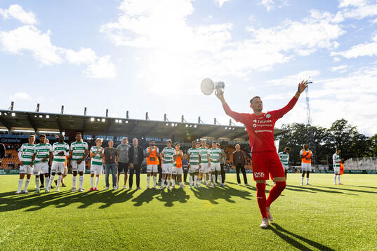 Västerås målvakt Anton Fagerström jublar med lagkamrater