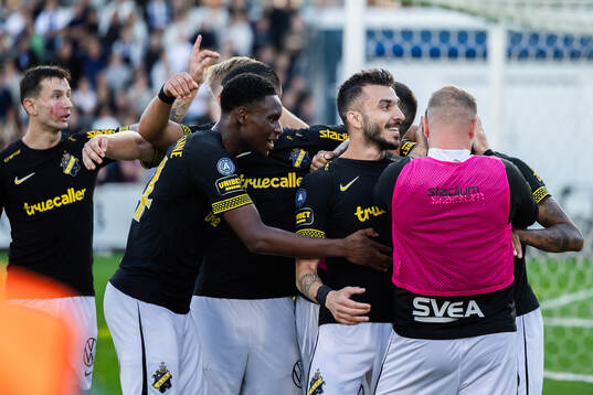 AIKs Ioannis Pittas jublar med lagkamrater